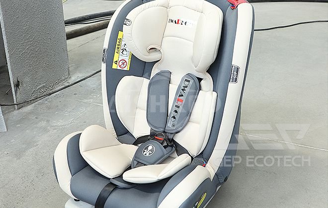 Chỗ ngồi của em bé trên xe